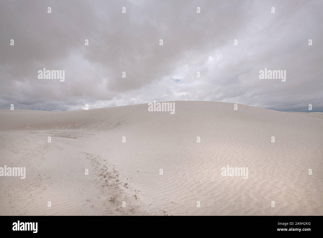 Vista panoramica delle dune di sabbia bianca contro il cielo di cloud in Nuovo Messico USA Foto Stock