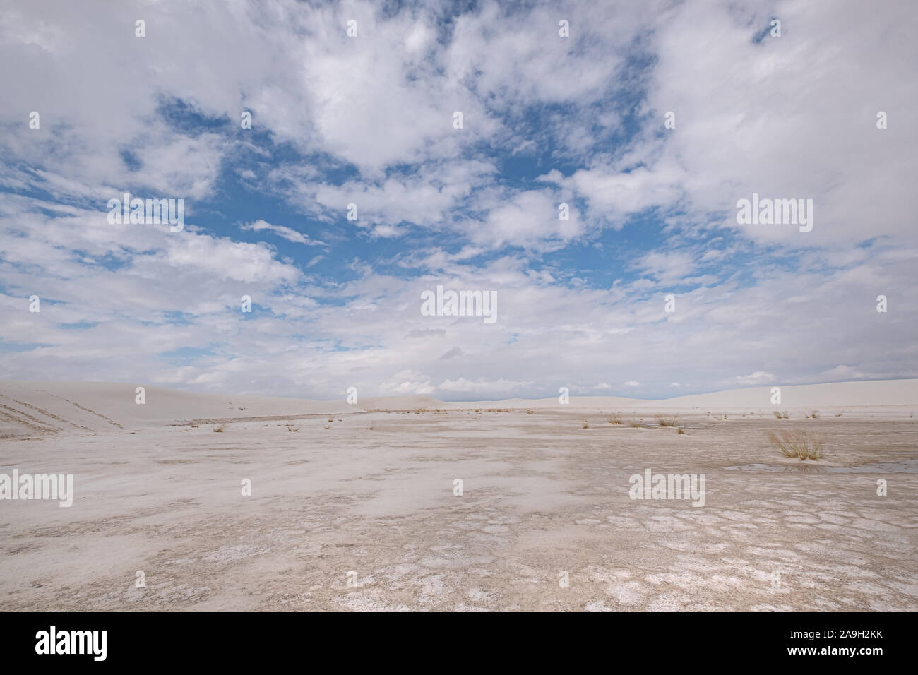 Vista panoramica delle dune di sabbia bianca contro il cielo di cloud in Nuovo Messico USA Foto Stock