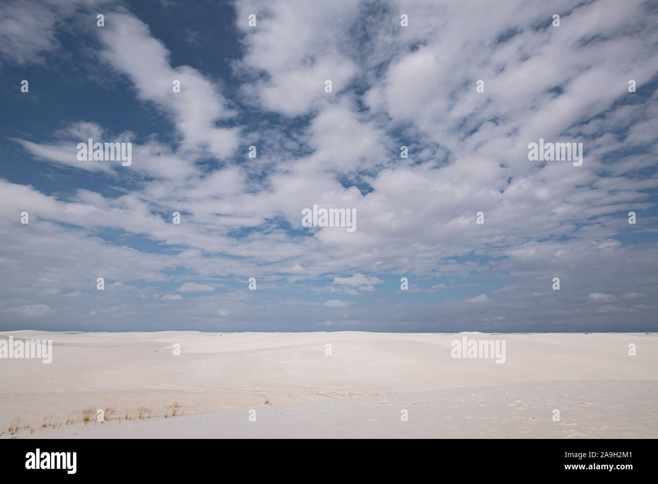 Vista panoramica delle dune di sabbia bianca contro il cielo di cloud in Nuovo Messico USA Foto Stock