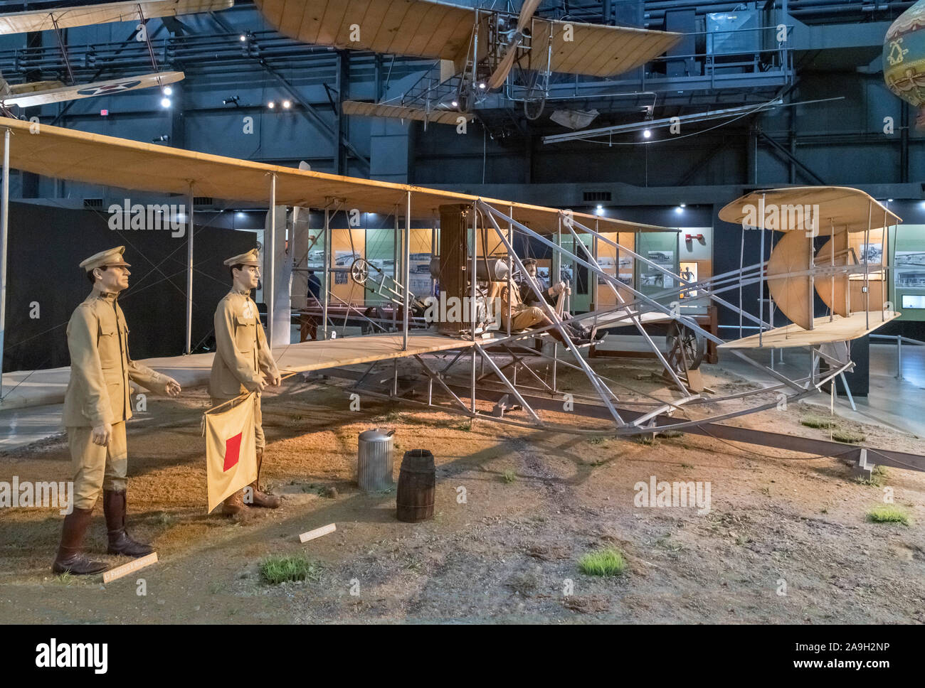 Replica del 1909 Wright Flyer militari in mostra al Museo Nazionale della United States Air Force (ex United States Air Force Museum), Wright-Patterson Air Force Base, Dayton, Ohio, Stati Uniti d'America. Il velivolo è stato designato Signal Corps aereo n. 1 da parte dell'esercito americano. Il piano è stato ritirato dal servizio nel marzo 1911. Foto Stock