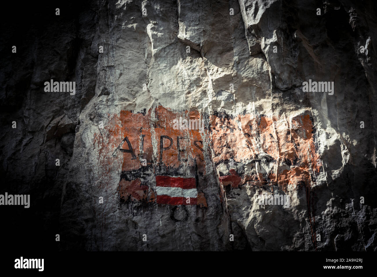 Contrassegni sulla parete di roccia che denota un sentiero a piedi nelle Dolomiti Foto Stock