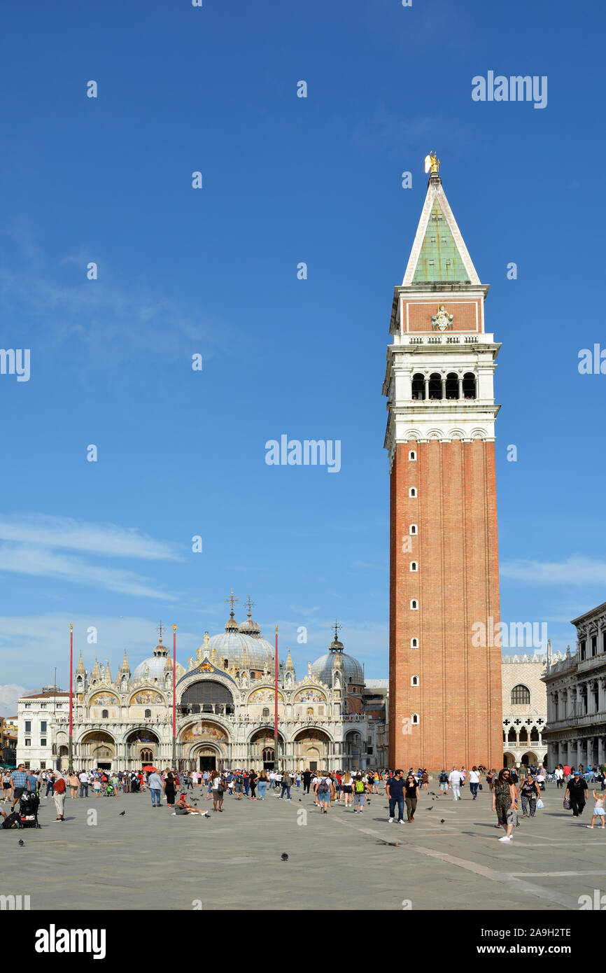 Piazza San Marco con la Basilica e il campanile di Venezia - Italia. Foto Stock