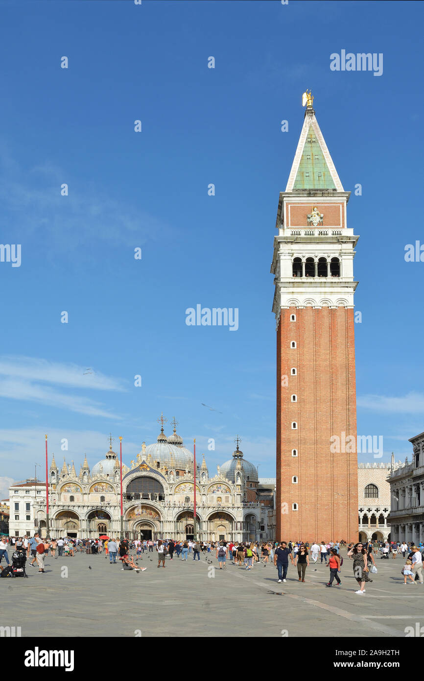 Piazza San Marco con la Basilica e il campanile di Venezia - Italia. Foto Stock