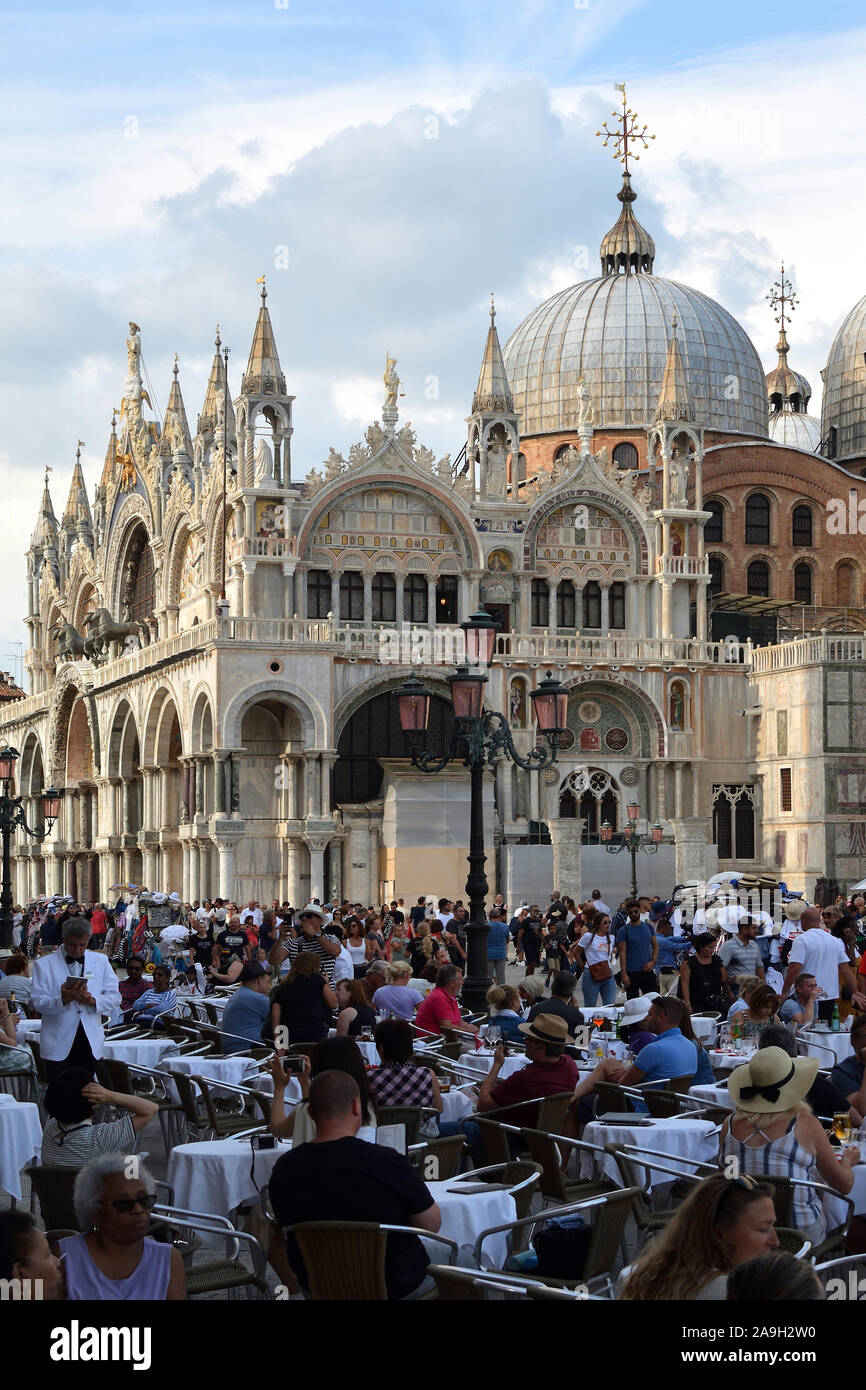 I turisti di Piazza San Marco bevor la Basilica di San Marco a Venezia - Italia. Foto Stock