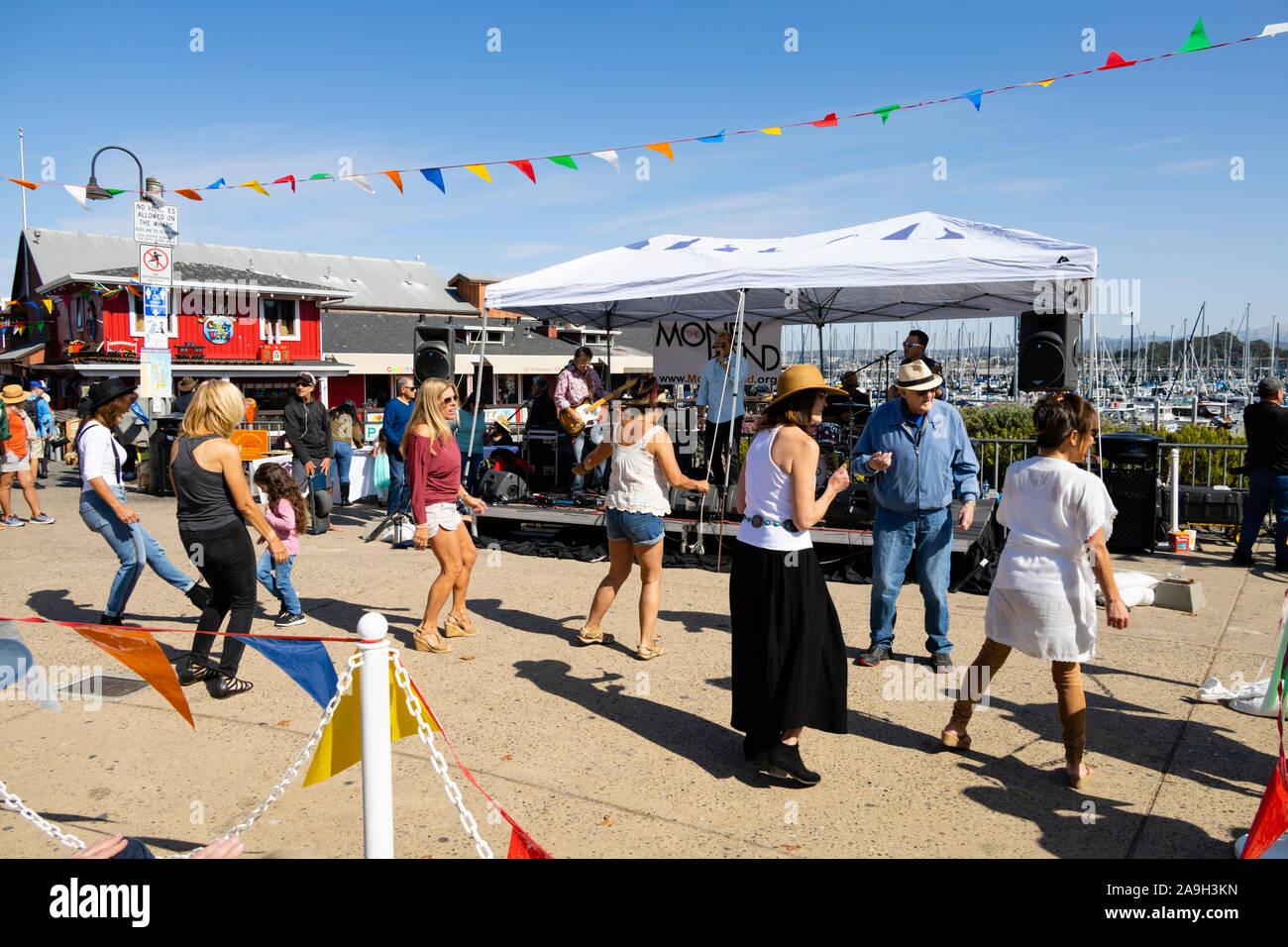 Balli all'aperto in corrispondenza di una live band, Monterey Wharf, CALIFORNIA, STATI UNITI D'AMERICA Foto Stock