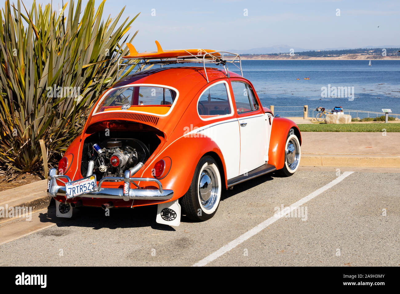 Custom scarabeo di Volkswagen Auto surf, San Carlos State Beach, Monterey, California, Stati Uniti d'America Foto Stock