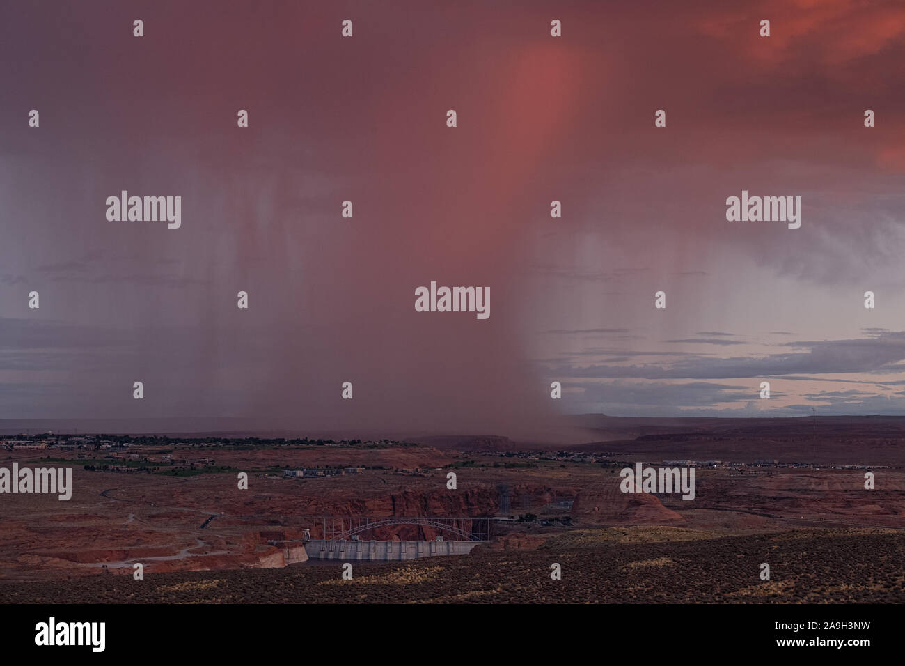 Tempesta di sabbia durante il tramonto sul Glen Canyon Dam in Arizona, Stati Uniti d'America Foto Stock