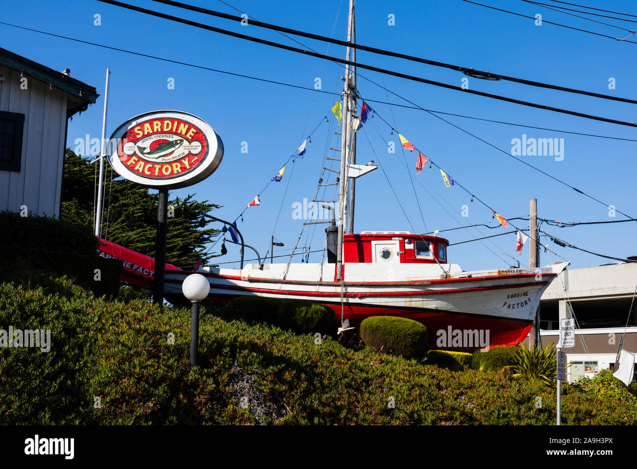 Sardine vecchia barca da pesca, pubblicità la fabbrica di sardine Ristorante e bar. Cannery Row, Monterey, California, Stati Uniti d'America Foto Stock