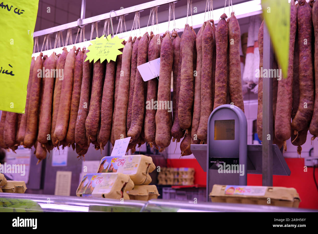 Salsicce secche in vendita in un mercato a Metz, Francia Foto Stock