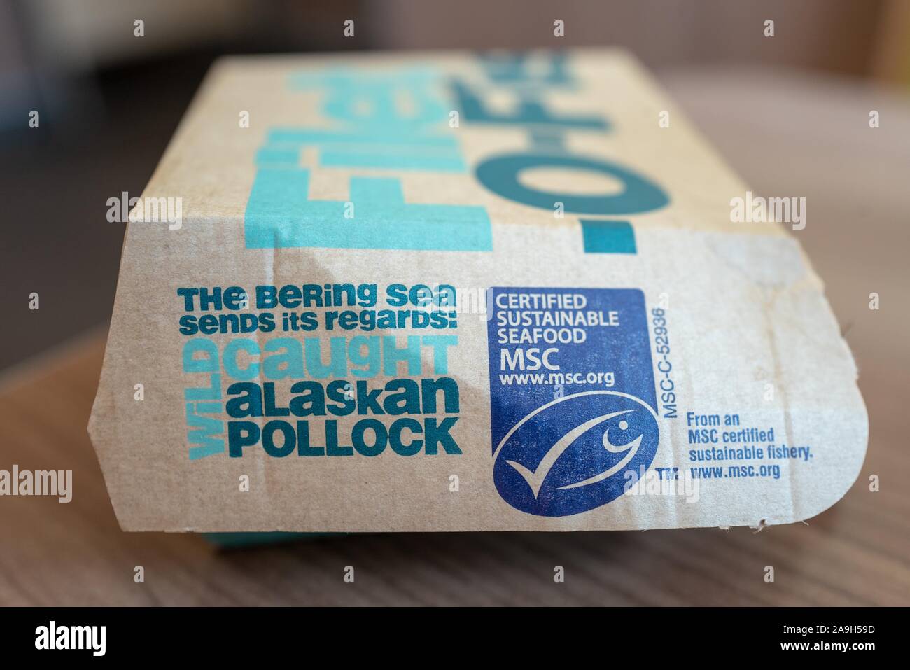 Close-up di scatola per McDonald's Filet-o-sandwich di pesce, con MSC sostenibile certificate guarnizione di frutti di mare, la parte di impegno in materia di sostenibilità in una catena di fast food, Coalingua, California, 26 ottobre 2019. () Foto Stock