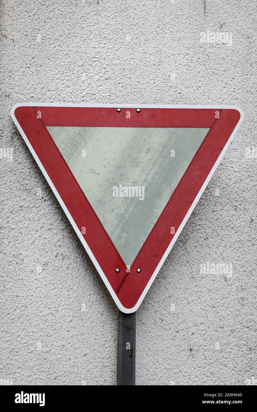 Triangolo rosso invertito immagini e fotografie stock ad alta risoluzione -  Alamy