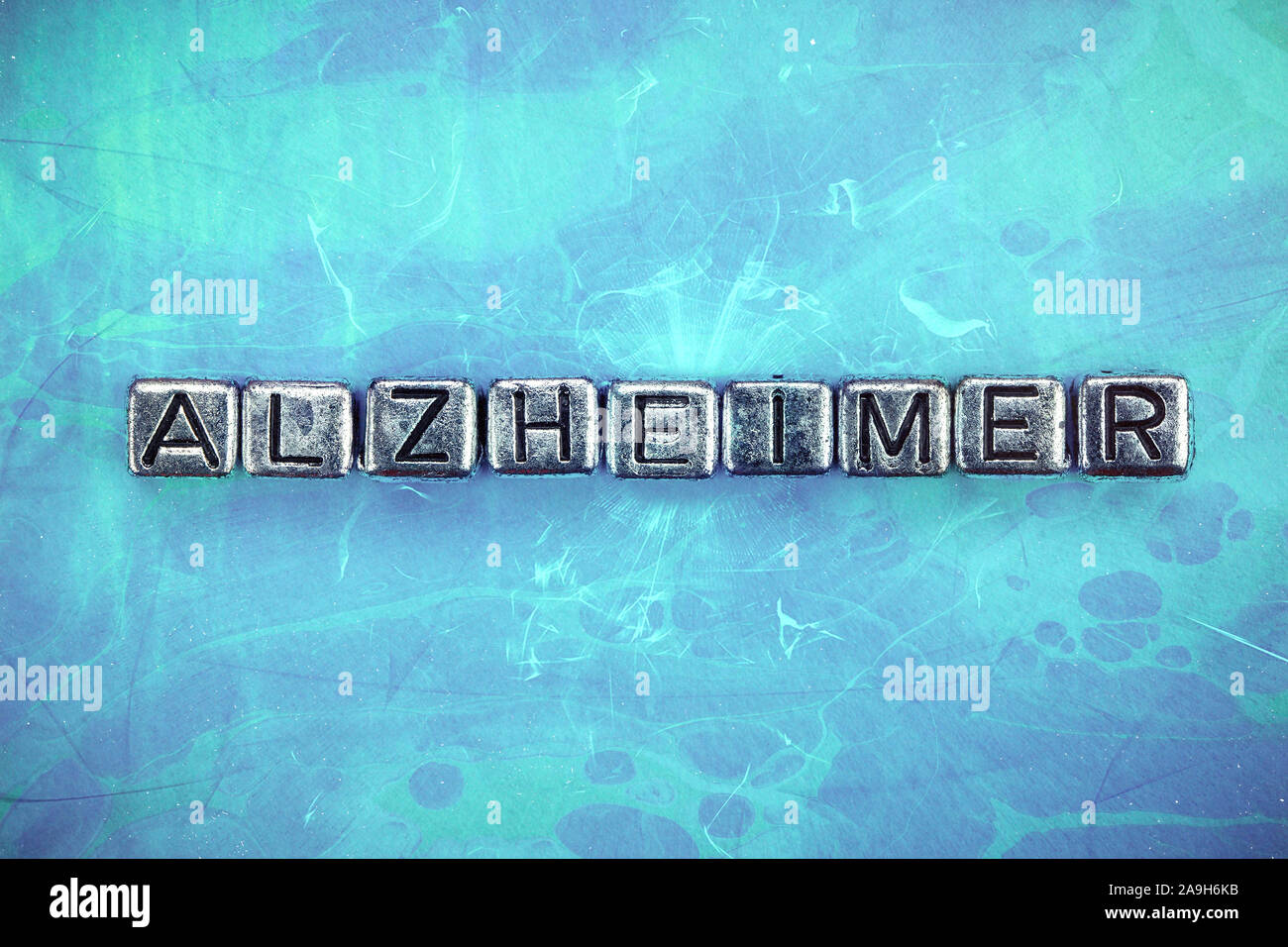 La malattia di Alzheimer il concetto di sfondo rappresentato da cubi lettere in metallo Foto Stock