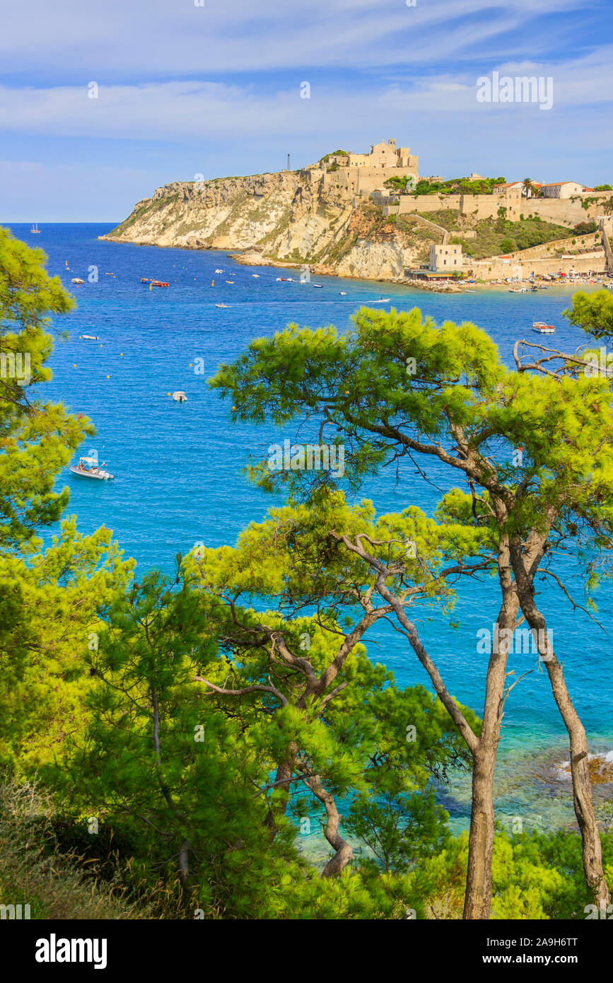 L'arcipelago delle Isole Tremiti: San Nicola isola in background. È dominato dalle torri fortificate di San Nicola e la Badia. Foto Stock