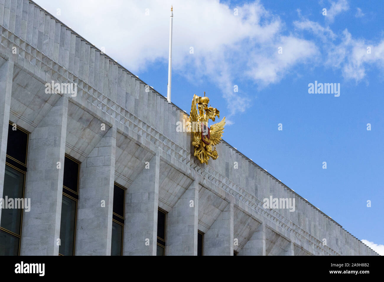 Mosca, Russia - Luglio 9, 2019: lo stemma della Russia sulla costruzione dello Stato Palazzo del Cremlino, informalmente conosciuta come il Palazzo del Cremlino di con Foto Stock