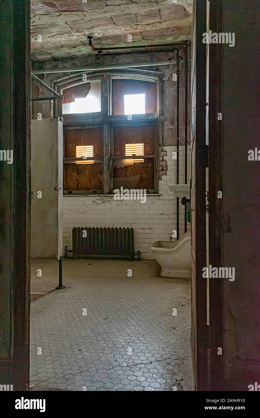 Stati Uniti d'America, New York, Ellis Island - Maggio 2019: Servizi Igienici in edificio abbandonato c. 1930-40 Foto Stock