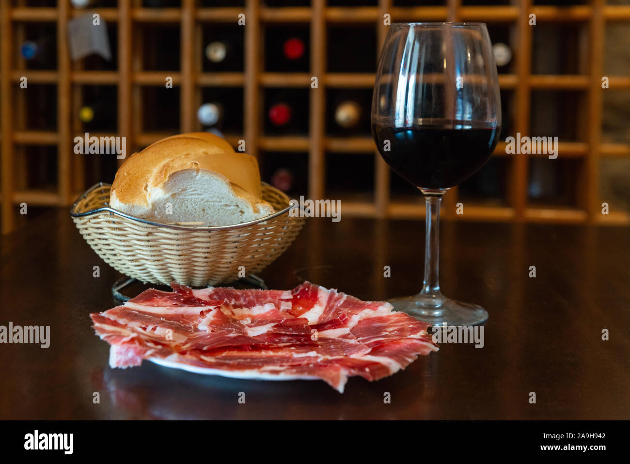 Delizioso jamon con vino e pane Foto Stock