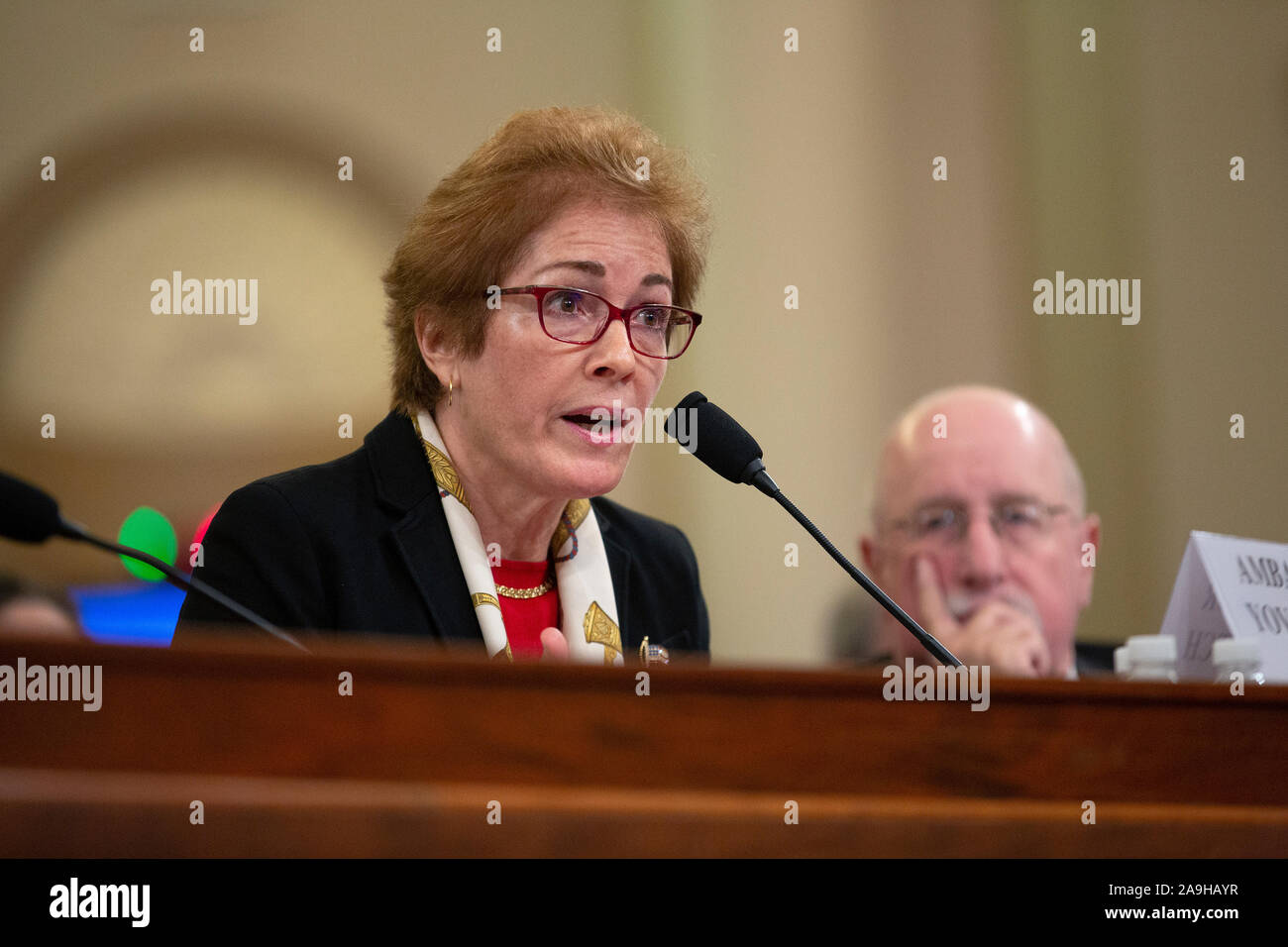 Ex U.S. Ambasciatore di Ucraina Marie Yovanovitch testimonia prima di Stati Uniti Assemblea permanente del Comitato di selezione sulla Intelligence come studiano l'impeachment del Presidente americano Trump al Campidoglio di Washington, DC, Stati Uniti, il Venerdì, 15 novembre 2019. Credito: Stefani Reynolds/CNP /MediaPunch Foto Stock