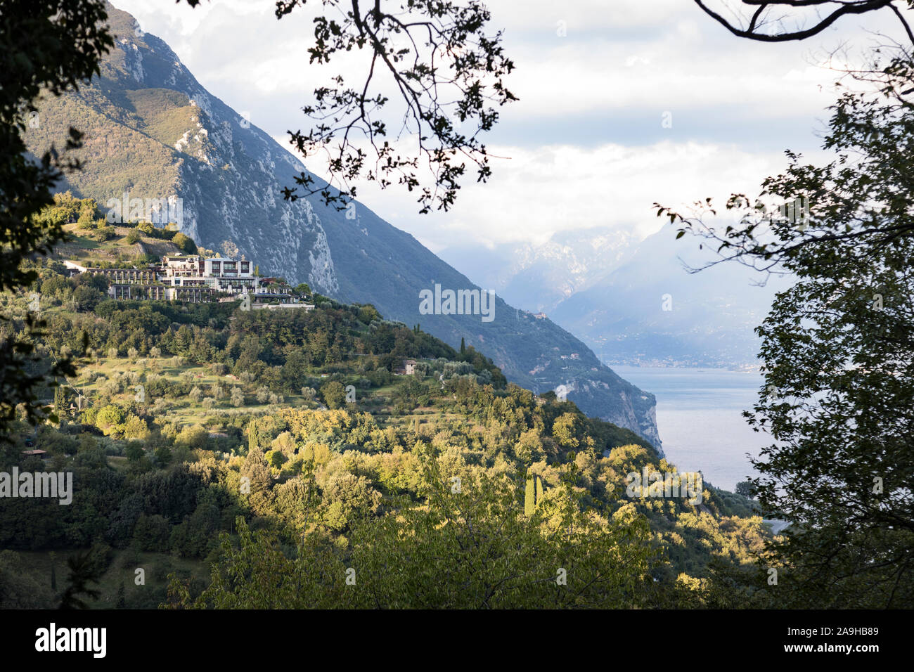 Vista del Lefay Spa resort hotel nelle colline sopra Gargnano Lago di Garda, Italia Foto Stock