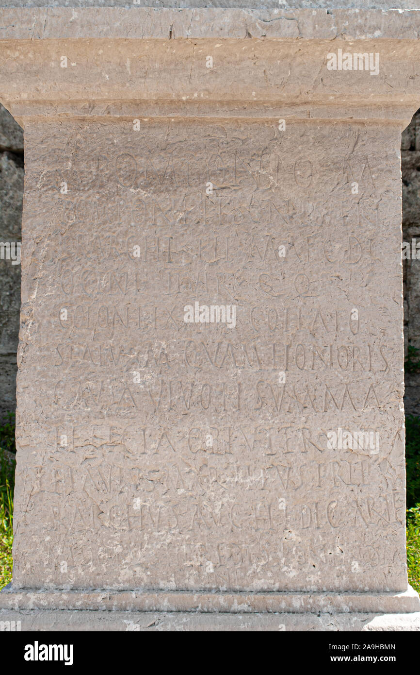 Colonna di pietra, con incisioni, trovati nella zona archeologica di Paestum Foto Stock