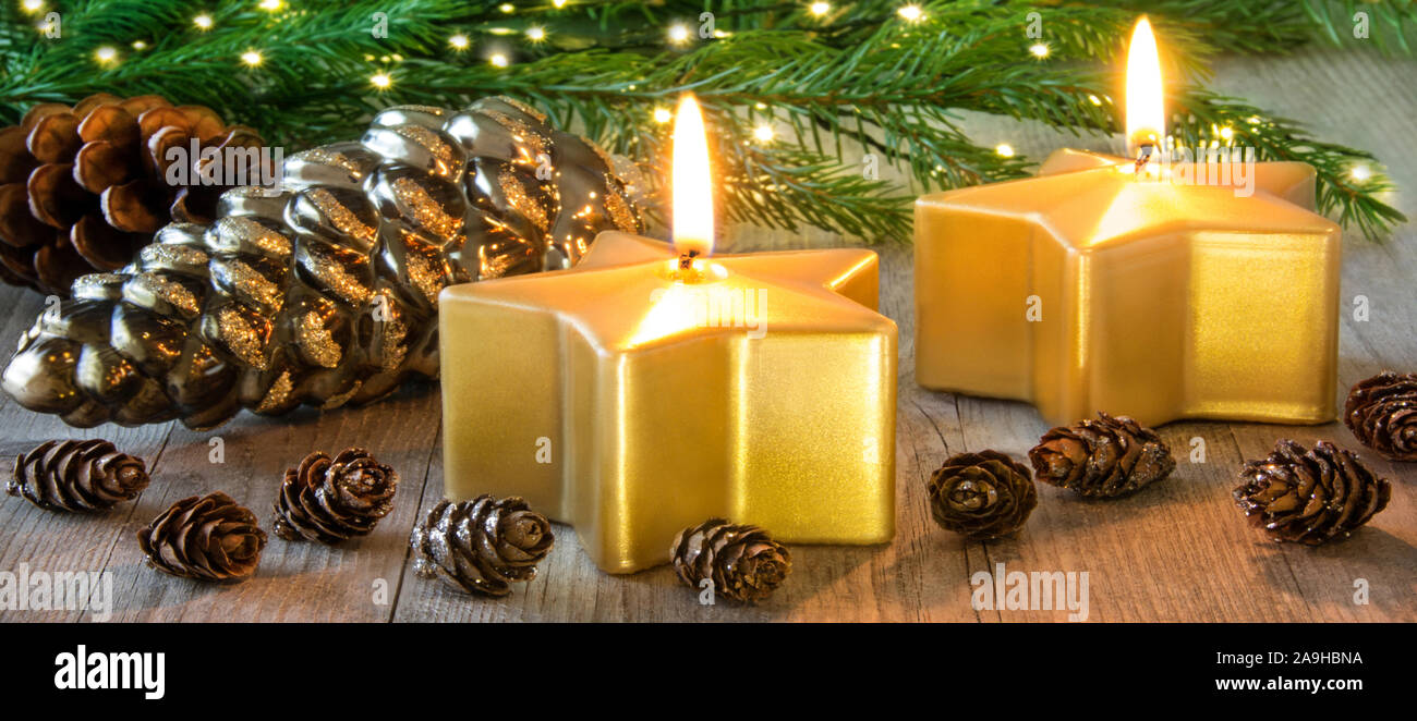 Decorazioni natalizie e candele d'oro Foto Stock