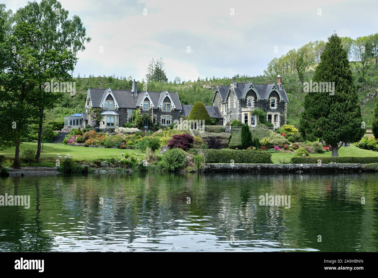 Grand pietra costruito il lago-casa laterale sulla riva del lago di Windermere, Regno Unito Foto Stock