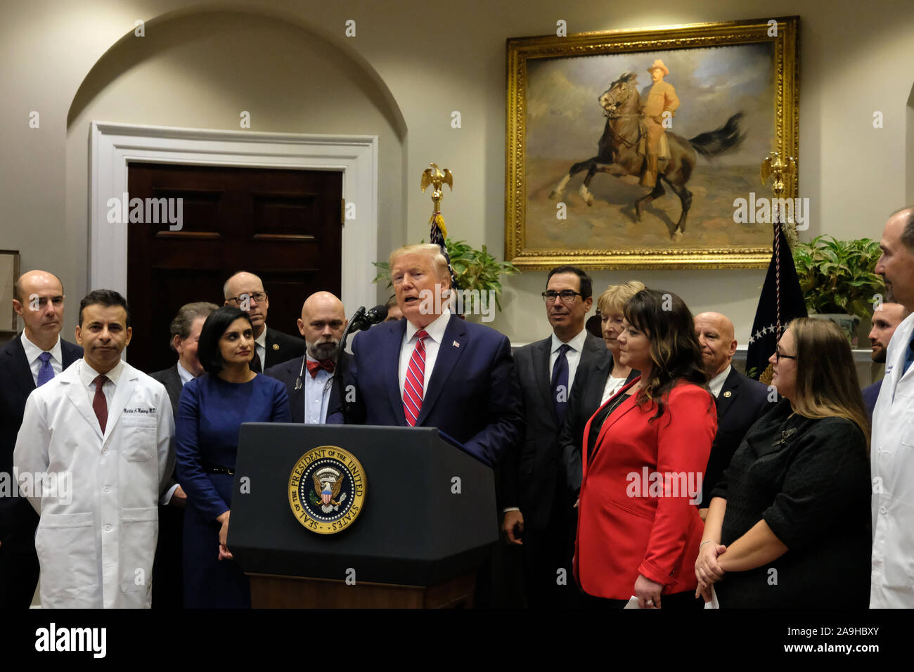 Washington, Stati Uniti. Xv Nov, 2019. Il presidente statunitense Donald Trump parla ai membri dei media circa la trasparenza nel settore della sanità nella sala Roosevelt il 15 novembre 2019 presso la Casa Bianca di Washington, DC. Foto di Alex Wroblewski/UPI Credito: UPI/Alamy Live News Foto Stock