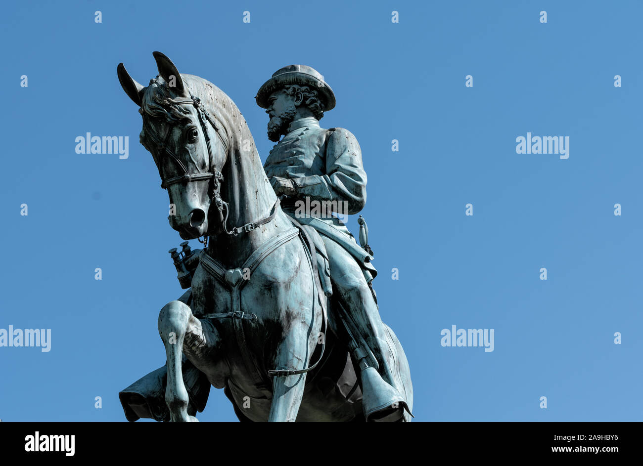 James B McPherson Equestrian Statue Washington DC // WASHINGTON DC — la statua equestre in bronzo del maggiore generale James B. McPherson si trova al centro di McPherson Square nel centro di Washington DC. Il memoriale onora l'ufficiale dell'Unione di rango più alto ucciso nella guerra civile, morto nella battaglia di Atlanta nel 1864. La statua, creata dallo scultore Louis Rebisso, fu dedicata nel 1876. Foto Stock