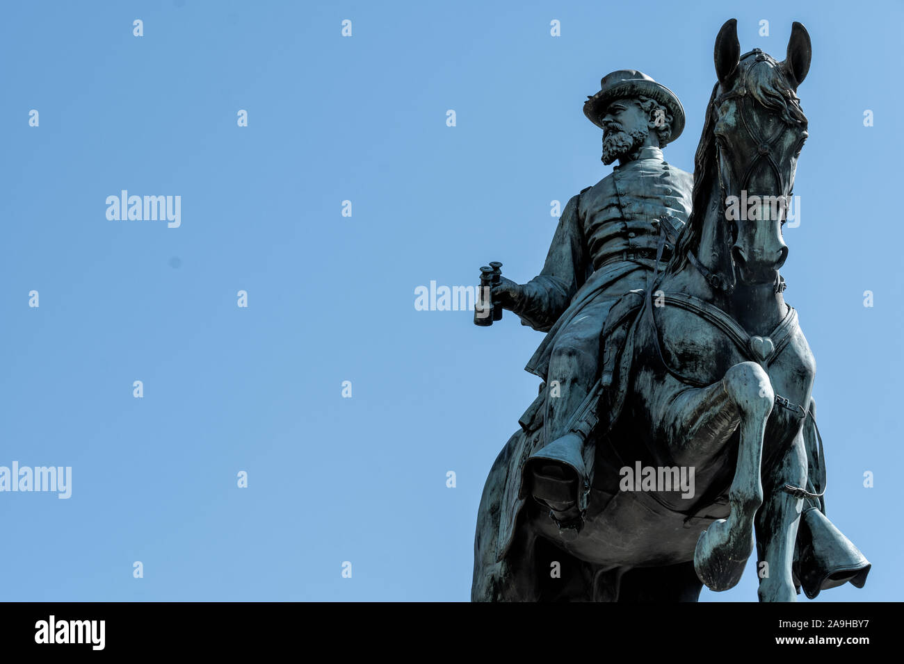 James B McPherson Equestrian Statue Washington DC // WASHINGTON DC — la statua equestre in bronzo del maggiore generale James B. McPherson si trova al centro di McPherson Square nel centro di Washington DC. Il memoriale onora l'ufficiale dell'Unione di rango più alto ucciso nella guerra civile, morto nella battaglia di Atlanta nel 1864. La statua, creata dallo scultore Louis Rebisso, fu dedicata nel 1876. Foto Stock