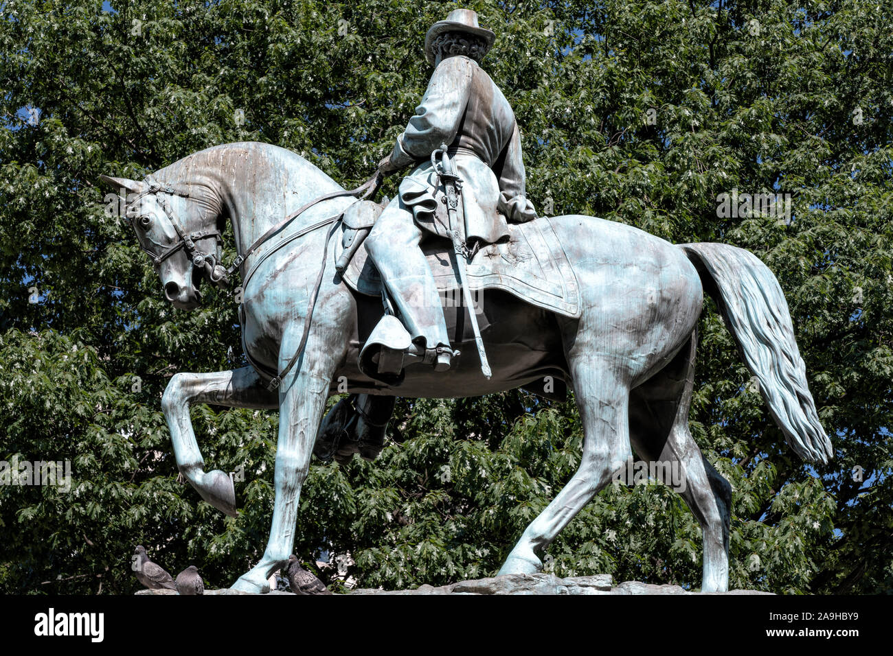 James B McPherson Equestrian Statue Washington DC // WASHINGTON DC — la statua equestre in bronzo del maggiore generale James B. McPherson si trova al centro di McPherson Square nel centro di Washington DC. Il memoriale onora l'ufficiale dell'Unione di rango più alto ucciso nella guerra civile, morto nella battaglia di Atlanta nel 1864. La statua, creata dallo scultore Louis Rebisso, fu dedicata nel 1876. Foto Stock