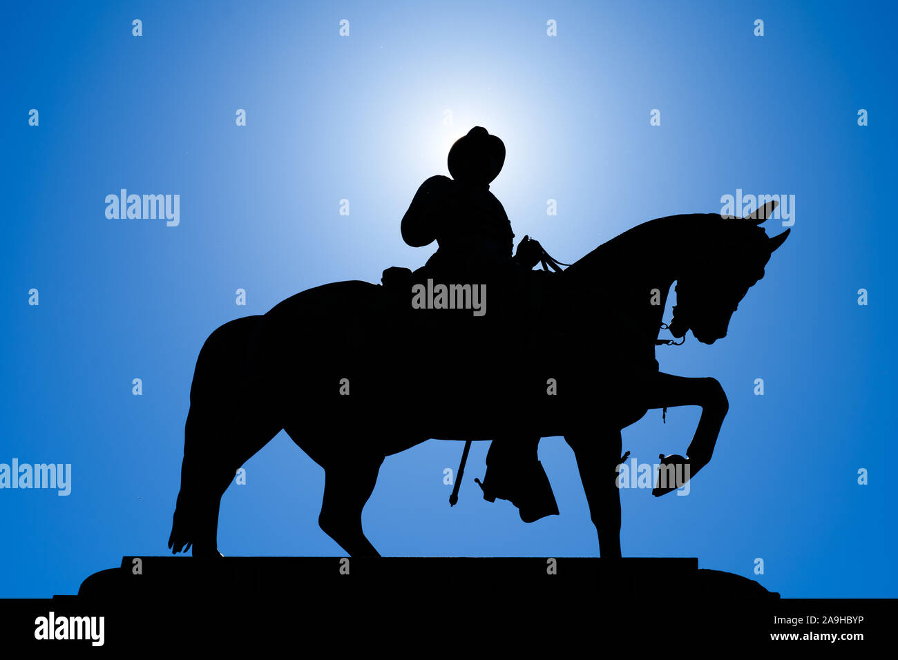 James B McPherson Equestrian Statue Washington DC // WASHINGTON DC — la statua equestre in bronzo del maggiore generale James B. McPherson si trova al centro di McPherson Square nel centro di Washington DC. Il memoriale onora l'ufficiale dell'Unione di rango più alto ucciso nella guerra civile, morto nella battaglia di Atlanta nel 1864. La statua, creata dallo scultore Louis Rebisso, fu dedicata nel 1876. Foto Stock