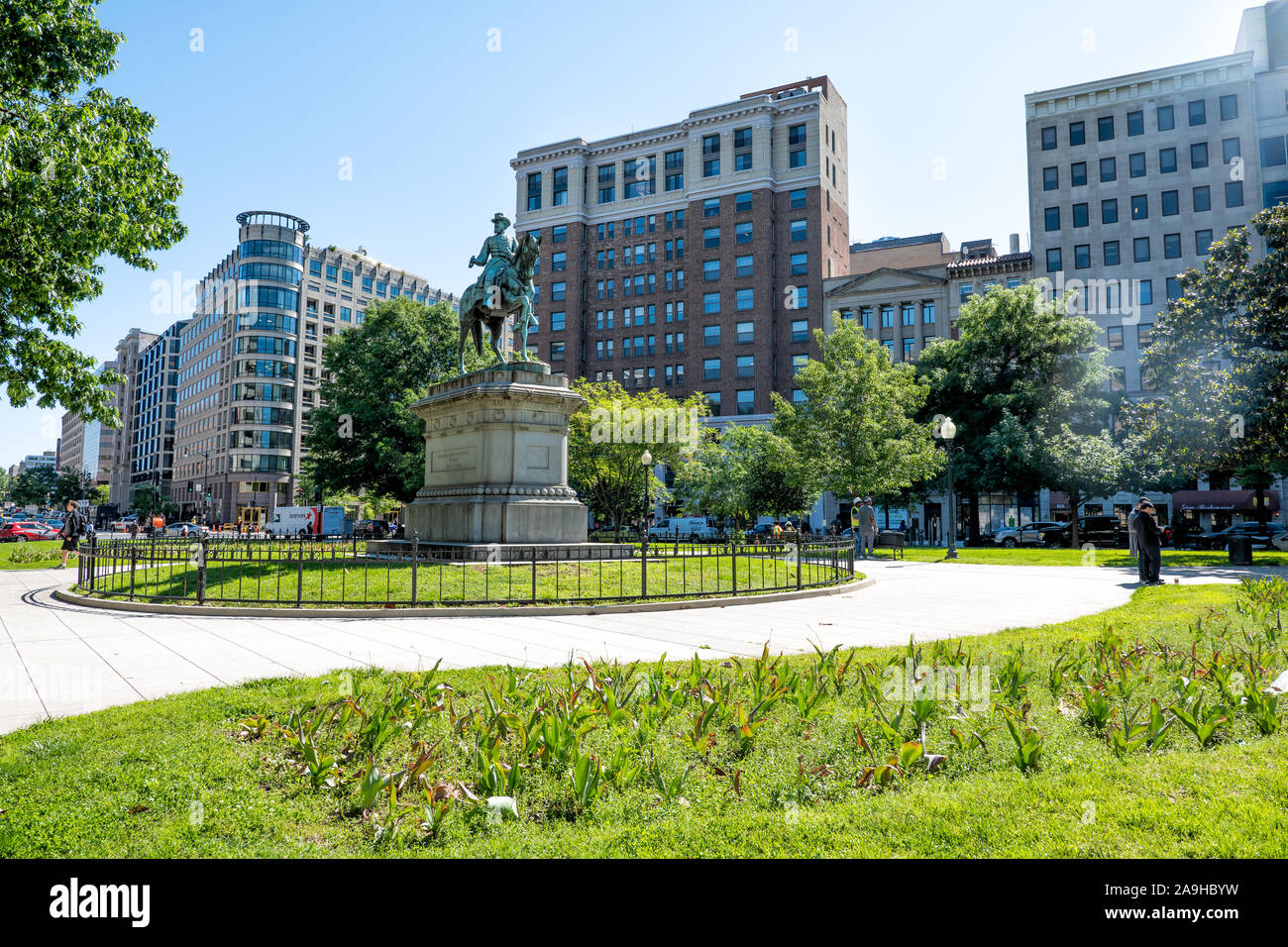 James B McPherson Equestrian Statue Washington DC // WASHINGTON DC — la statua equestre in bronzo del maggiore generale James B. McPherson si trova al centro di McPherson Square nel centro di Washington DC. Il memoriale onora l'ufficiale dell'Unione di rango più alto ucciso nella guerra civile, morto nella battaglia di Atlanta nel 1864. La statua, creata dallo scultore Louis Rebisso, fu dedicata nel 1876. Foto Stock