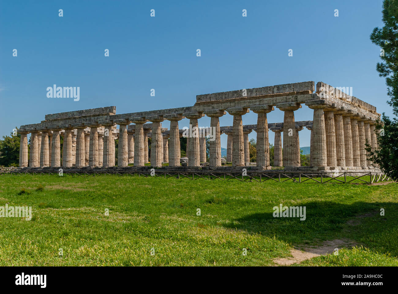 Tempio di Hera, dea greca del matrimonio e del parto, presi nella zona archeologica di Paestum Foto Stock