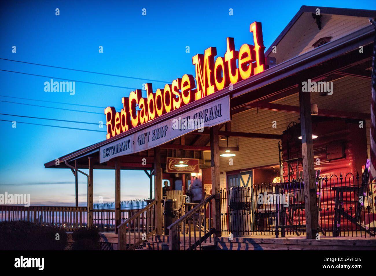 RONKS Pennsylvania - Red Caboose Motel, vicino Lancastter, PA, è una stazione ferroviaria motel a tema e ristorante. Non è distante da altri di tema ferroviario attrazioni e musei nelle vicinanze. Le sistemazioni dell'hotel sono convertiti in vecchi vagoni ferroviari. Foto Stock