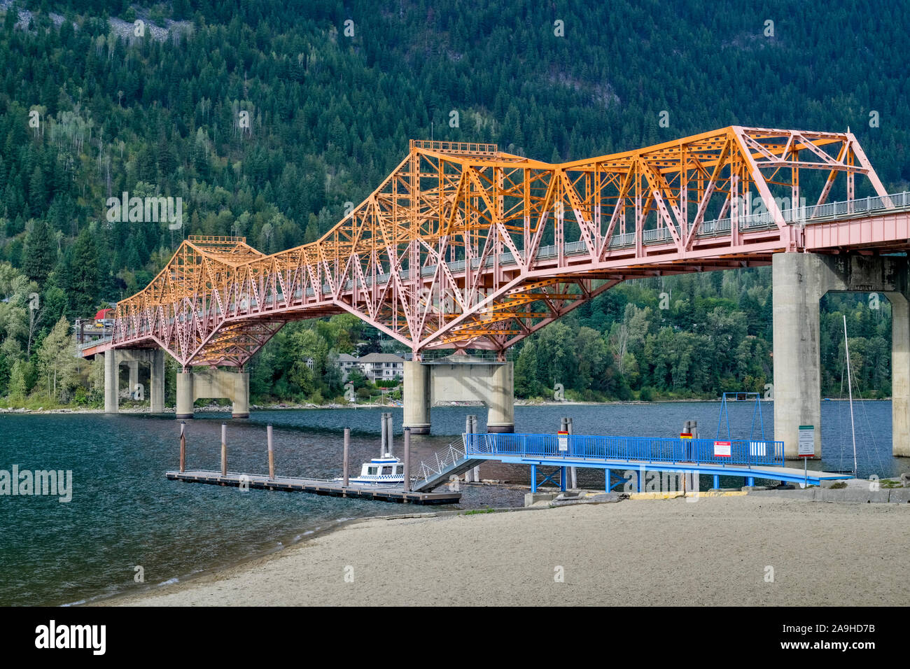 Grande ponte arancione (Bob) sopra il lago di Kootenay, Nelson, British Columbia, Canada Foto Stock