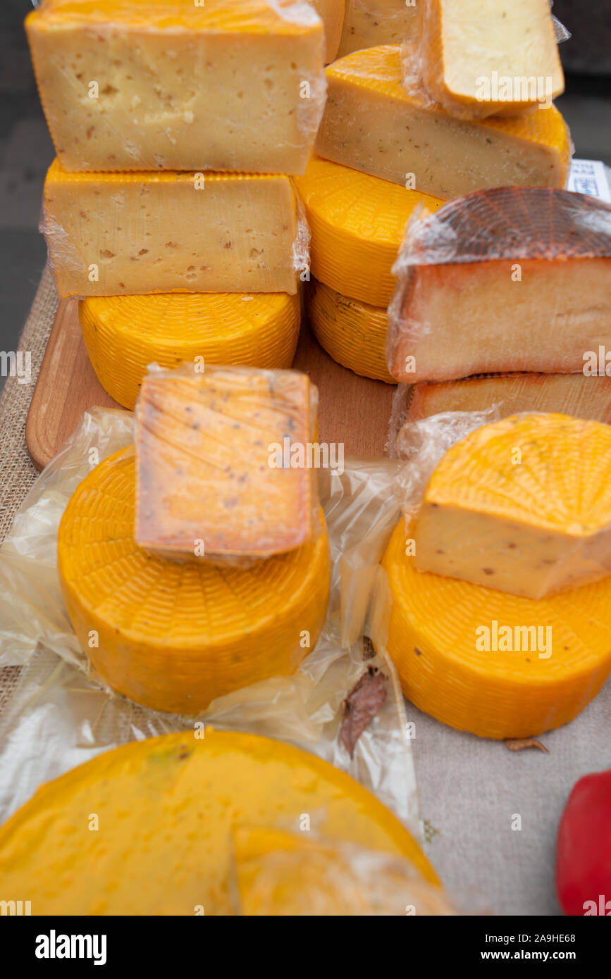 Varie fast food. Festival del cibo di strada, Oktoberfest. Cucina di Strada dei Formaggi. Varietà di formaggi dal produttore. Tipi di Artigianato di formaggio. Capra Foto Stock