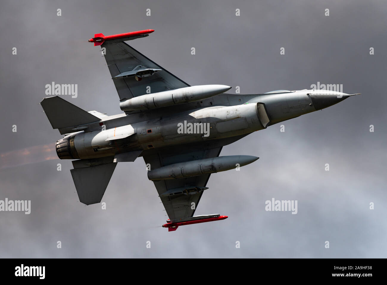 Un General Dynamics F-16 Fighting Falcon mono-motore supersonic multirole Fighter Aircraft dell'aviazione reale dei Paesi Bassi a Volkel airbase. Foto Stock