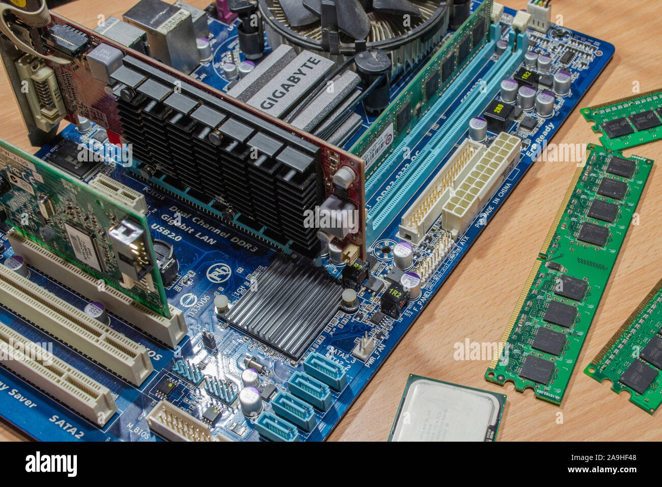 Gigabyte motherboard con scheda grafica, la RAM e processore Foto Stock
