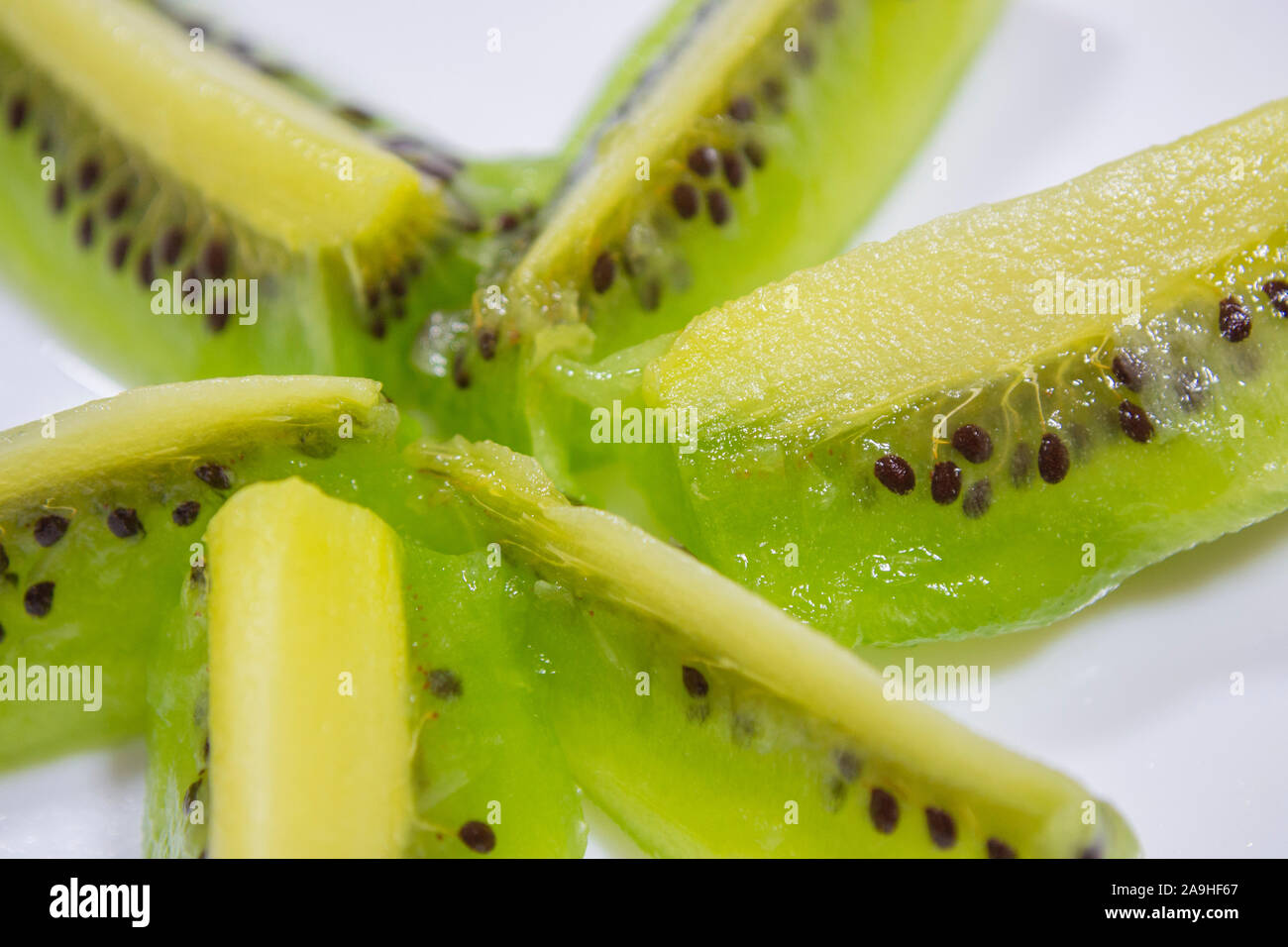 Il kiwi fette sulla piastra Foto Stock
