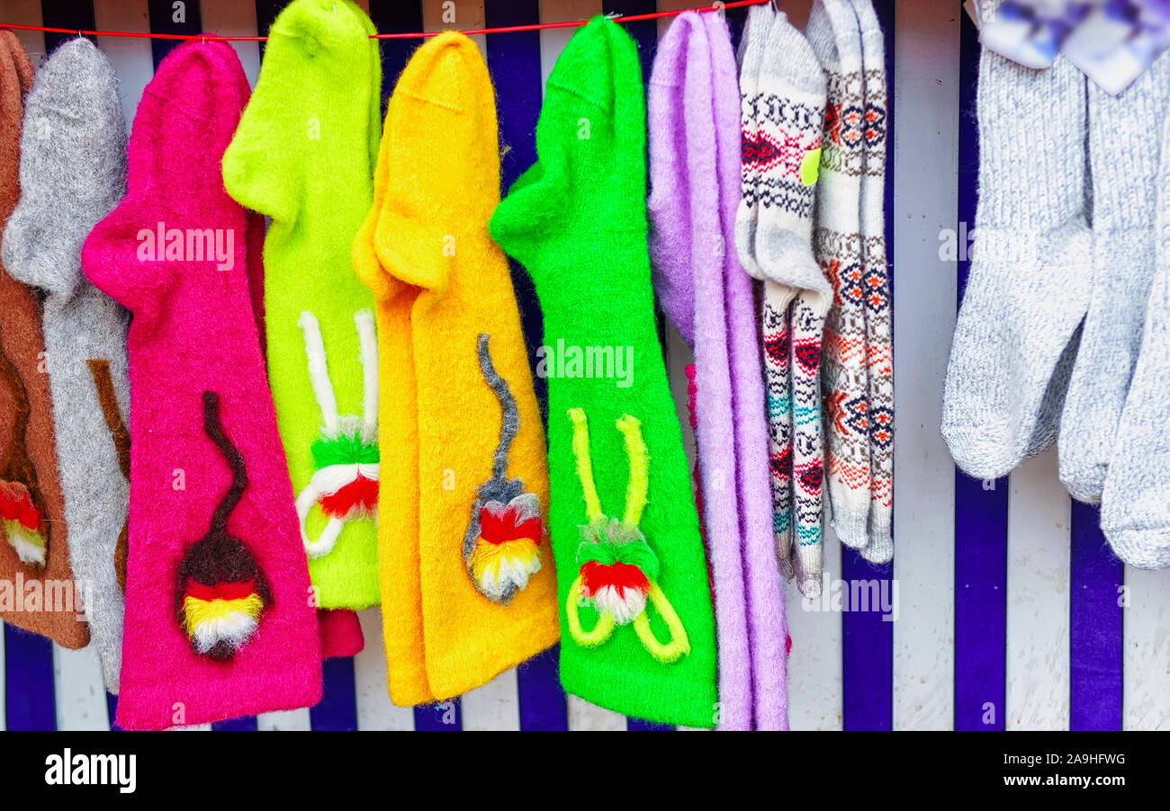 Colorate calze di lana appeso mercatino di natale nella nuova riga Foto  stock - Alamy