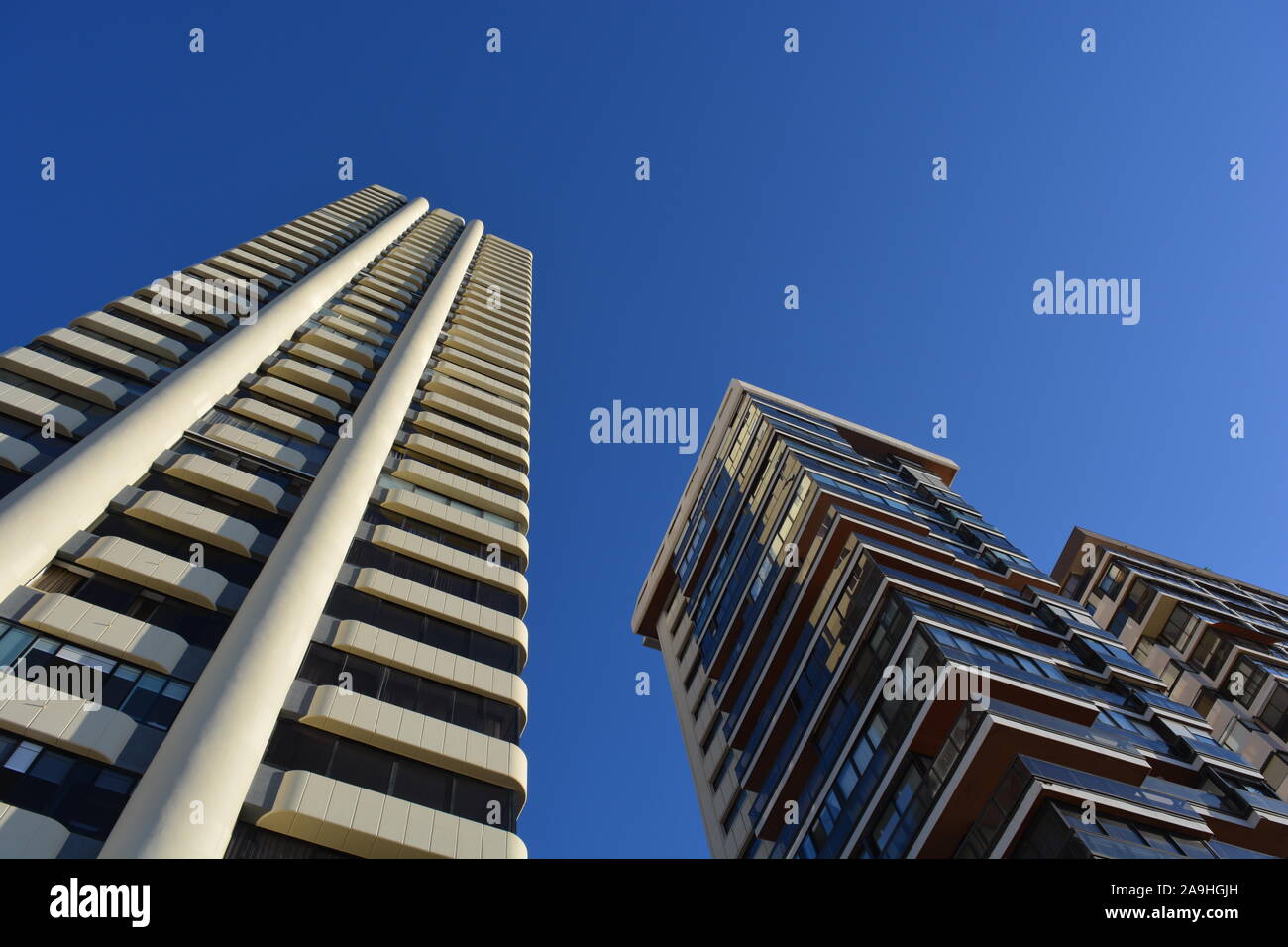 Grattacielo blocchi di appartamenti in Playa Levante di Benidorm, Provincia di Alicante in Spagna. Basso angolo vista contro il cielo blu con spazio di copia Foto Stock