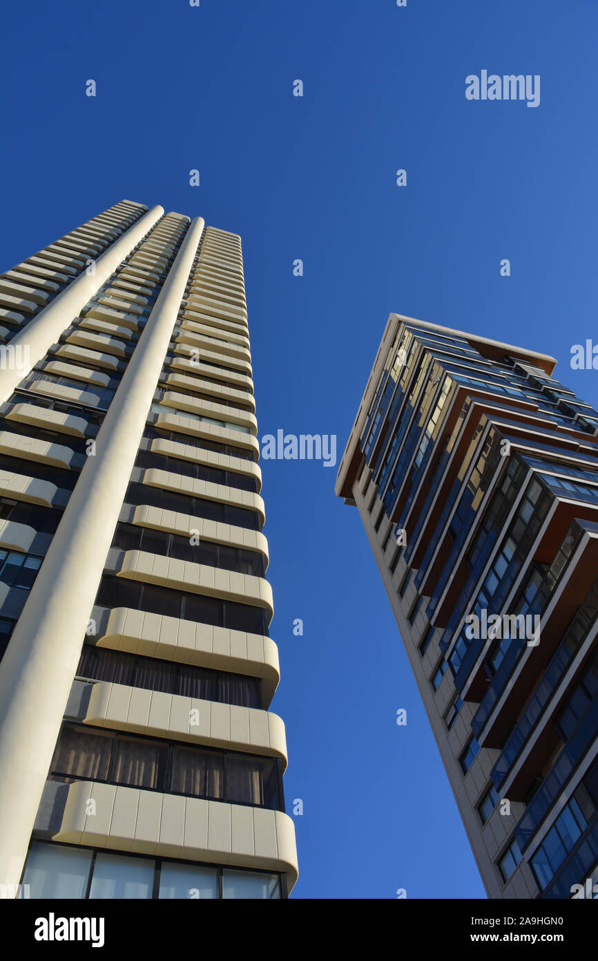 Grattacielo blocchi di appartamenti in Playa Levante di Benidorm, Provincia di Alicante in Spagna. Basso angolo vista contro il cielo blu con spazio di copia Foto Stock