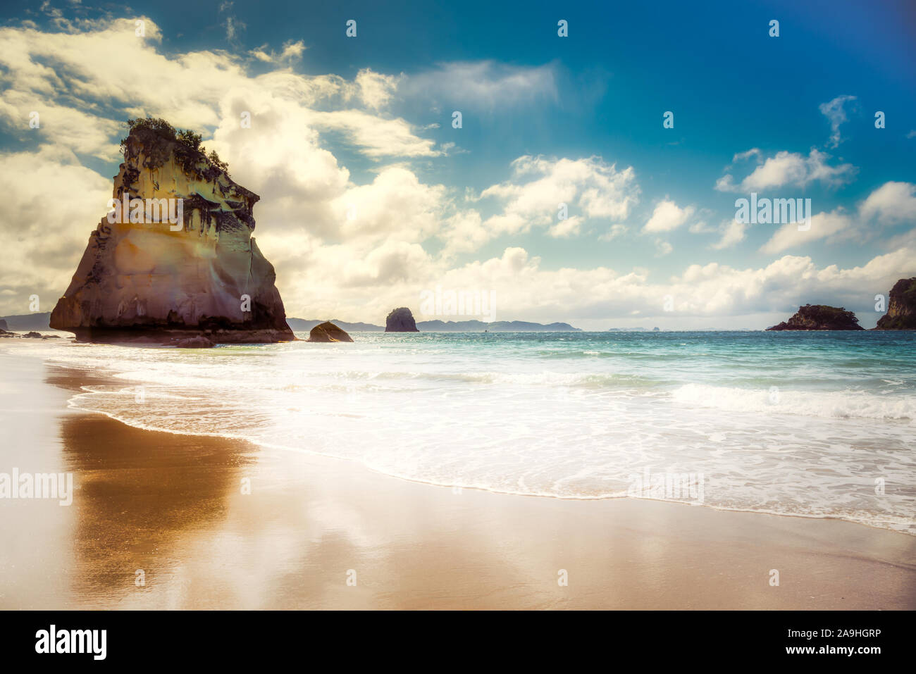 Drammatica la formazione di roccia, Te Hoho Rock e riflessioni in Cove Della Cattedrale Foto Stock