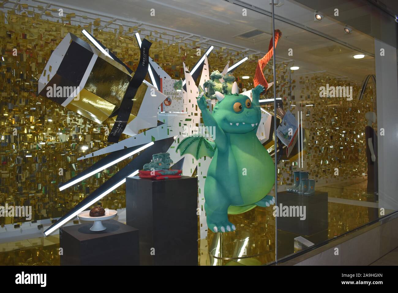 Edgar eccitabili nella finestra di John Lewis in Milton Keynes, con tutto il materiale promozionale di Edgar. Foto Stock