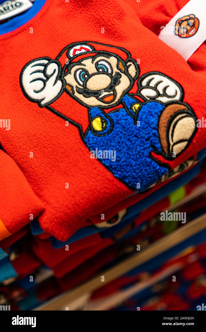 Cool Super Mario pigiami in vendita presso Primark pronto per Natale, Pj  caldo accogliente letto di usura per la vigilia di Natale e cariche di  stoccaggio Foto stock - Alamy