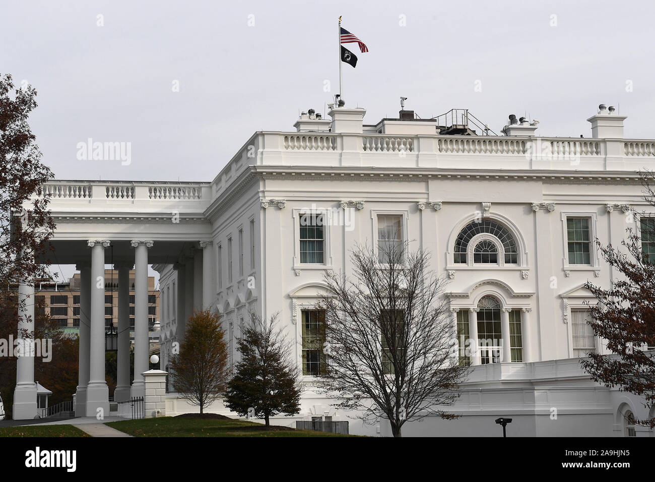 Washington DC, Stati Uniti d'America. Xv Nov, 2019. 11/15/19 - La Casa Bianca - Washington DC. La Casa Bianca visualizza la mia bandiera POW lungo con la bandiera americana. Credito: Christy Bowe/ZUMA filo/Alamy Live News Foto Stock