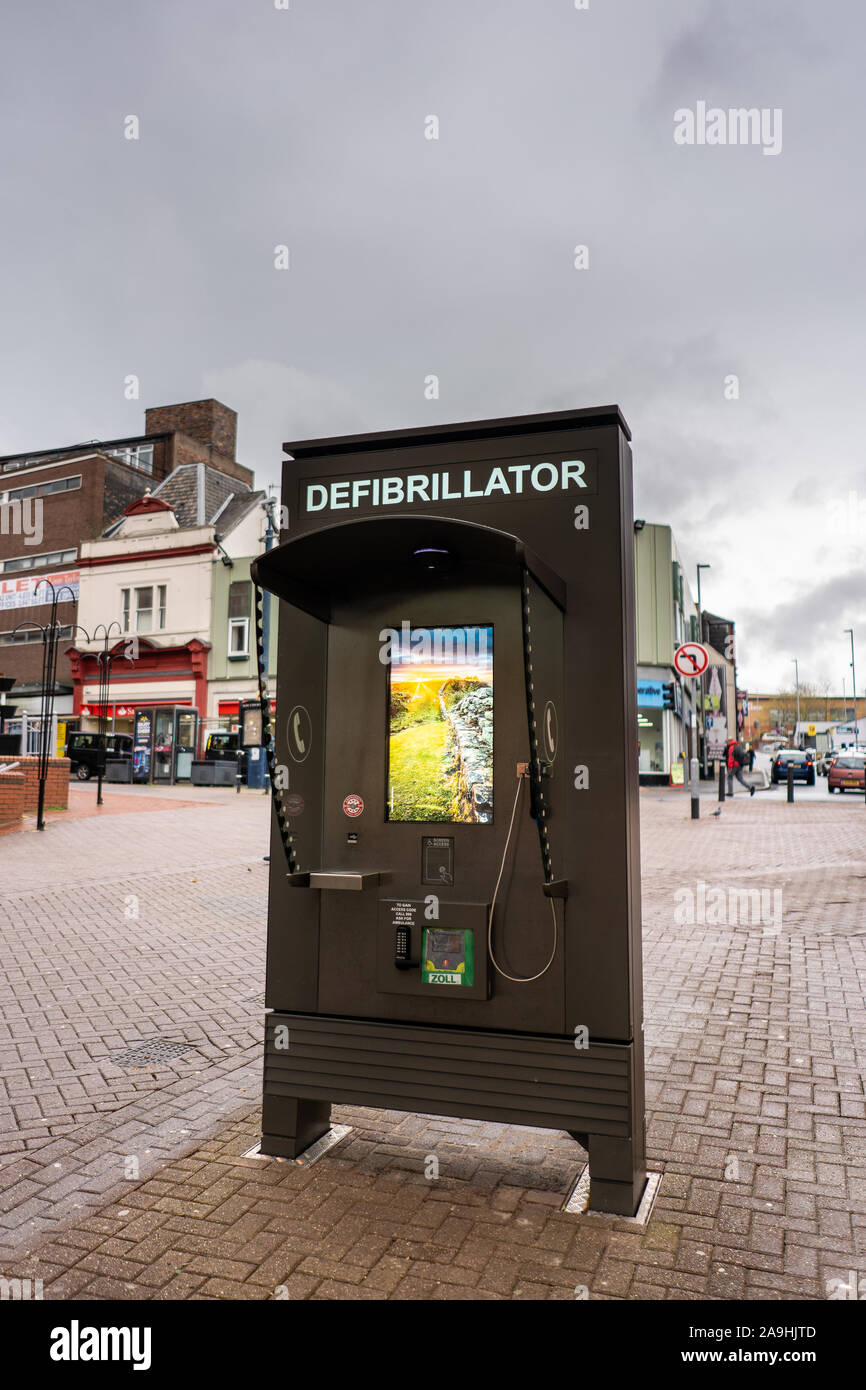Un defibrillatore sul high street di Hanley in Stoke on Trent per le emergenze mediche, appena messo la vita dei dispositivi di risparmio con istruzione nella città Foto Stock