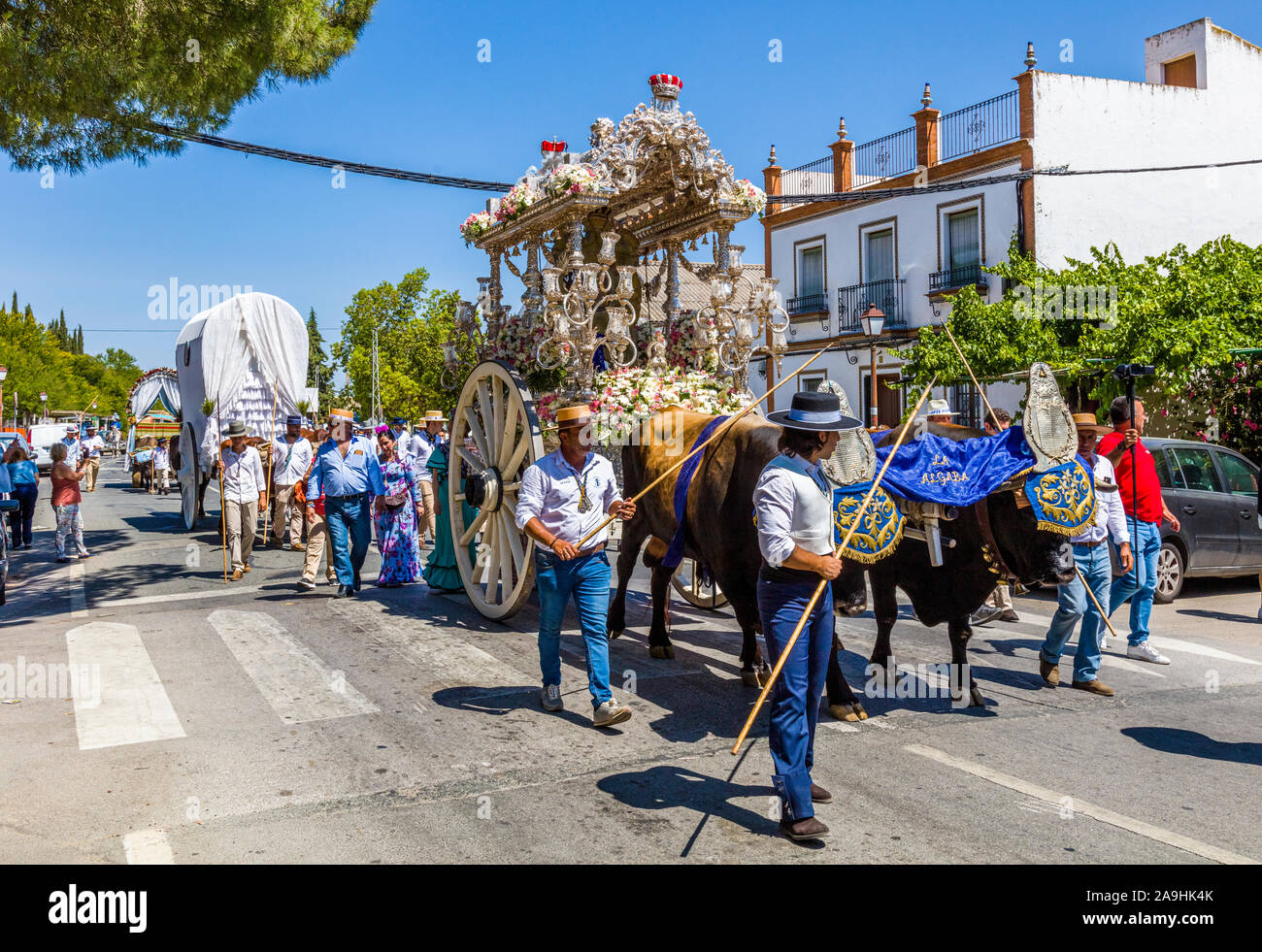 La Romería de El Rocío o El Rocío pellegrinaggio attraversando la città di Santiponce Spagna Foto Stock