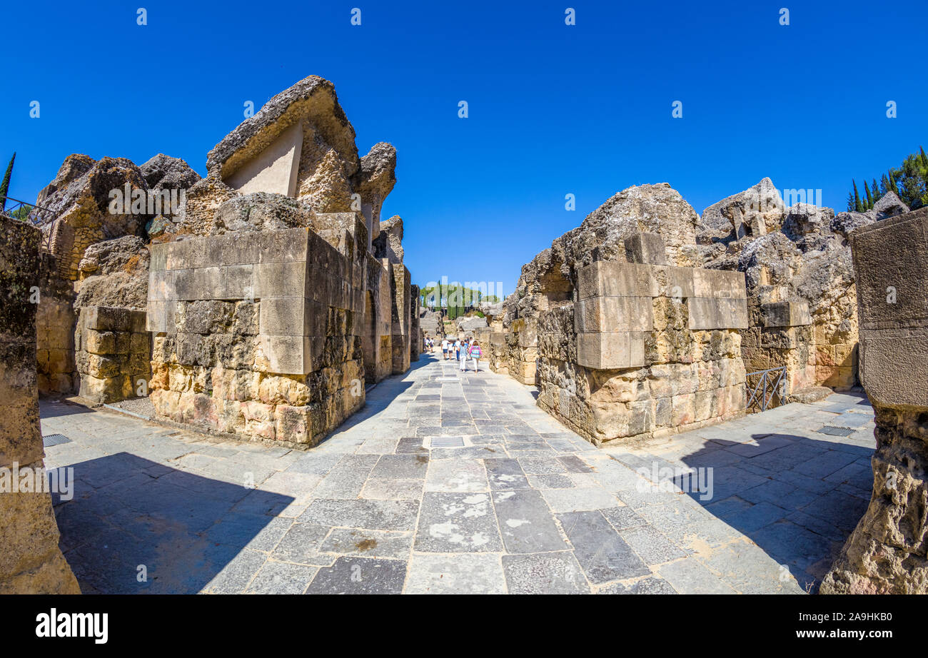 L'Anfiteatro o Colosseo in insediamenti romani di Italica nel villaggio di Santiponcethe Spagna Foto Stock