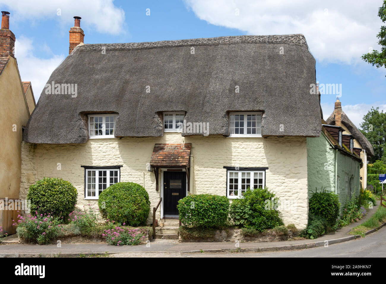 Cottage con il tetto di paglia, High Street, Long Crendon, Buckinghamshire, Inghilterra, Regno Unito Foto Stock