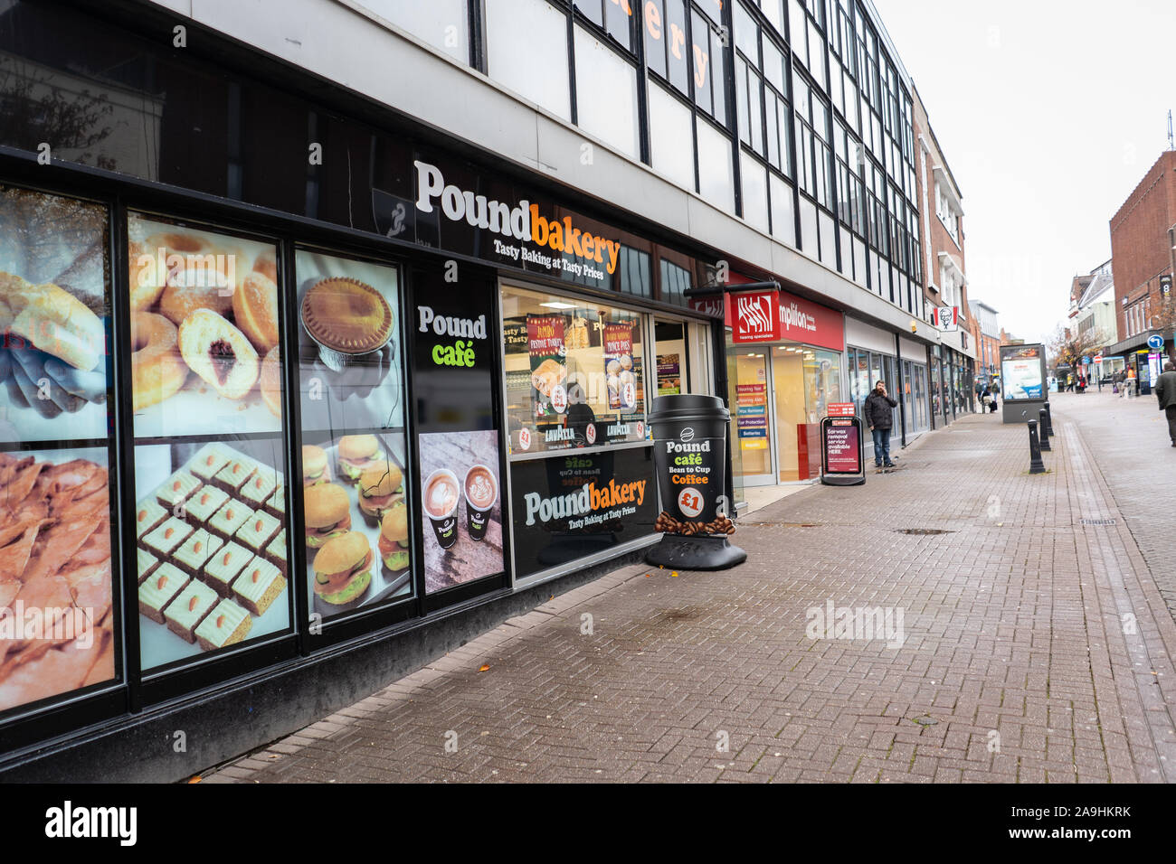 Poundbakery nella high street di Hanley, Stoke on Trent, Pound panificio, economici panettieri e concorrente a Greggs Foto Stock